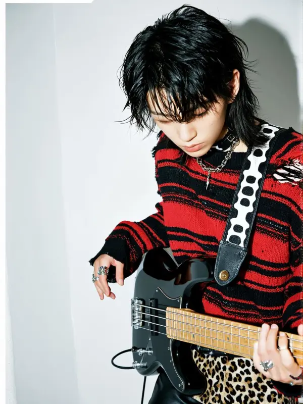 Idol playing bass