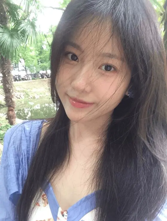 Official Qwen-Image-2.1 portrait-fidelity example one input