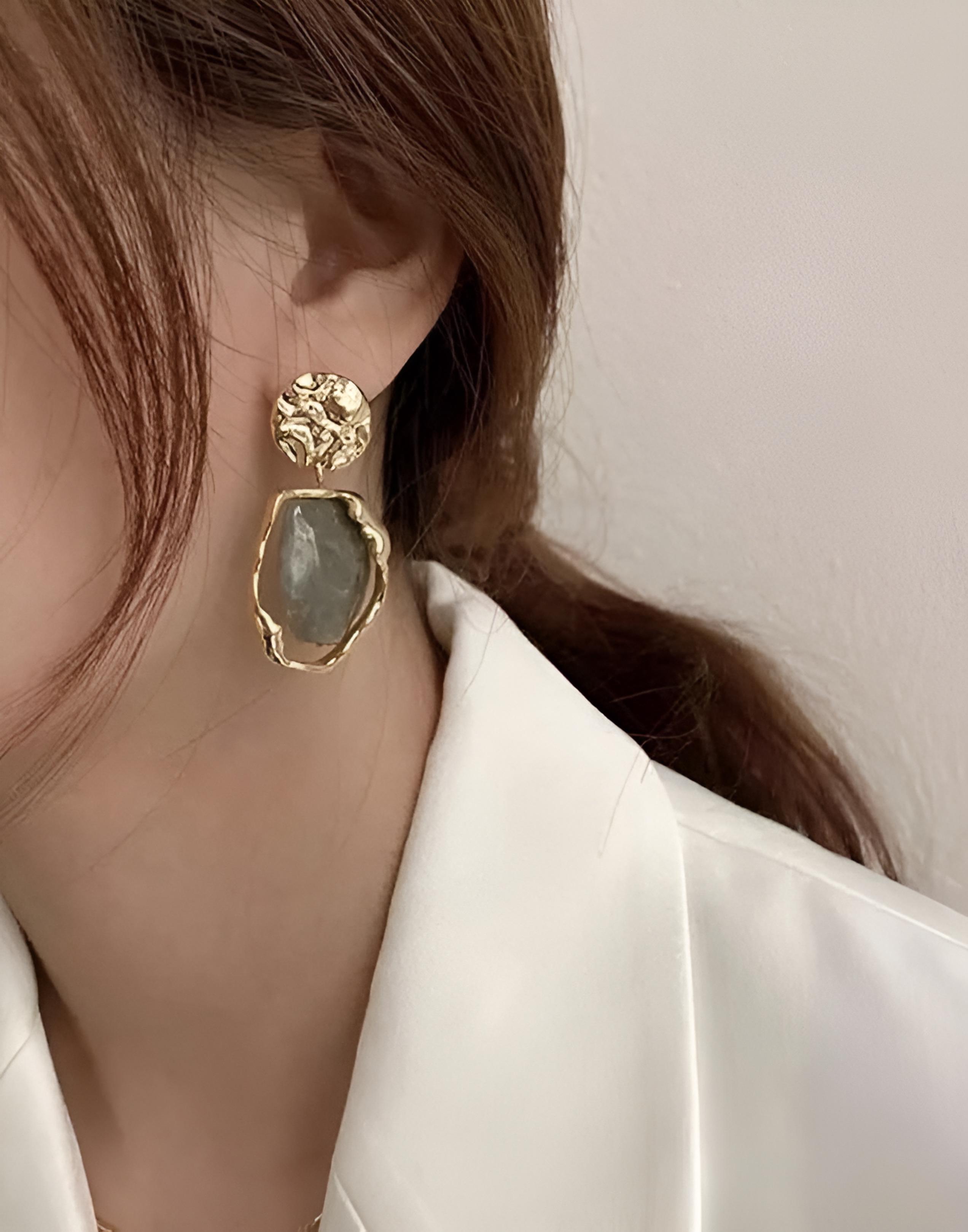 Enhanced detail inset with sharp structural features for academic figure by WeShop AI