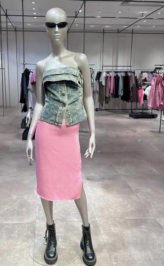 Image requiring object removal after AI processing by WeShop AI