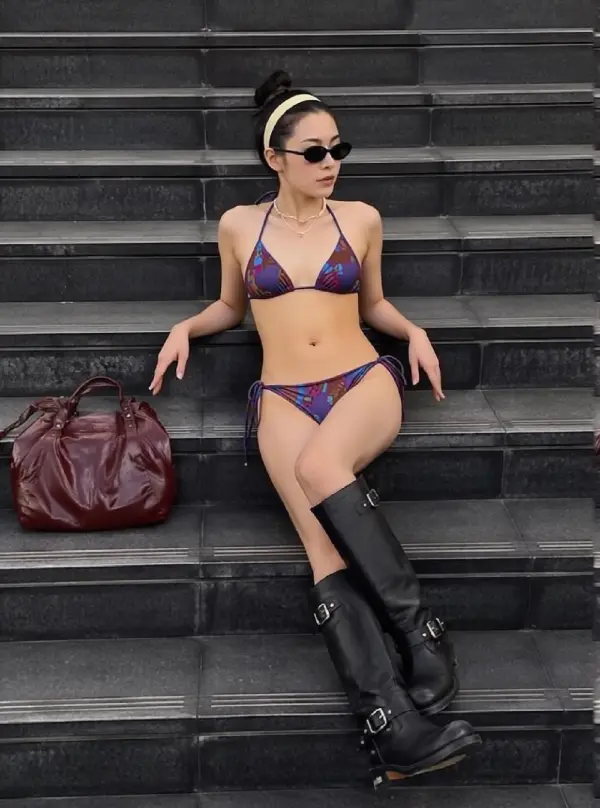 Pameran ai bikini model oleh WeShop AI